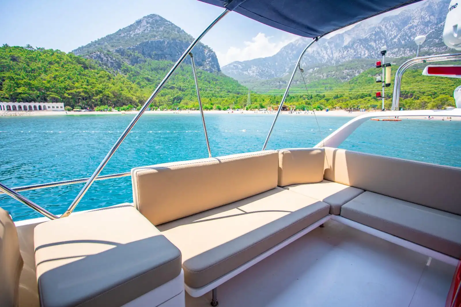 YACHT VOYAGER